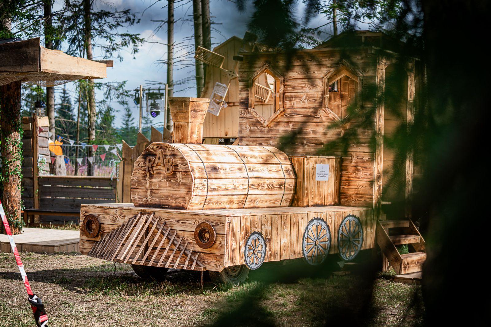 Harzer Schmalspurbahn – historische Dampflokomotive auf dem Weg durch den Harz