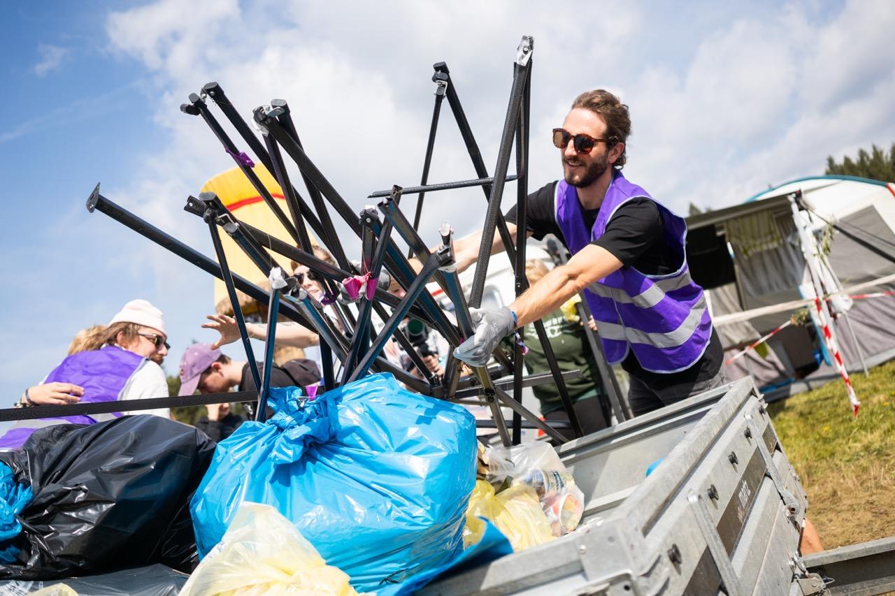 Mülltrennung auf dem Festivalgelände – Recycling-Stationen und Müllbeutel