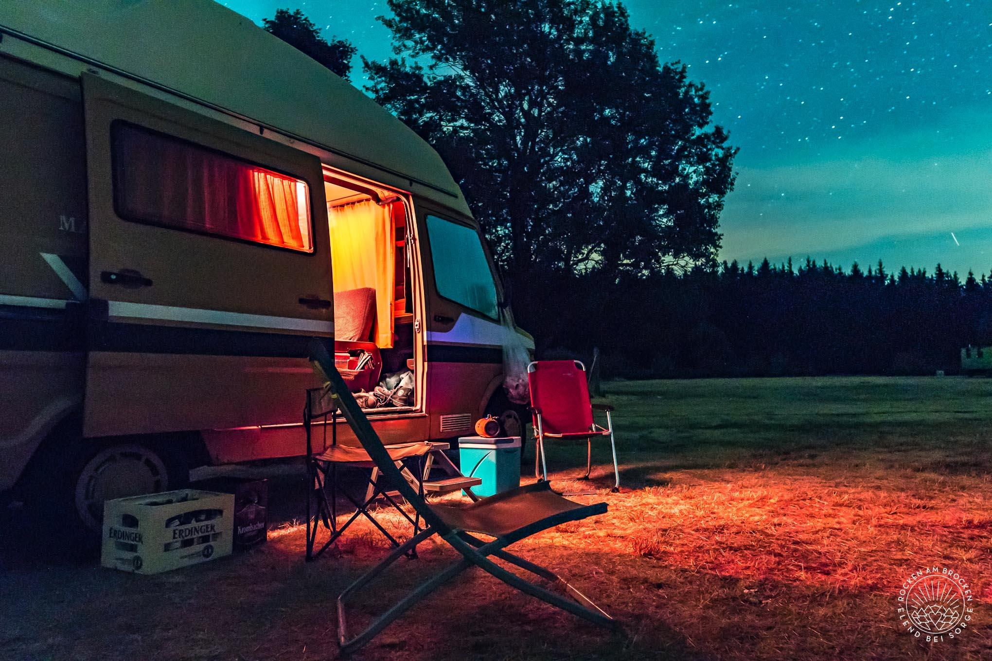 Wohnmobile und Zelte auf dem Campingplatz des Rocken am Brocken Festivals